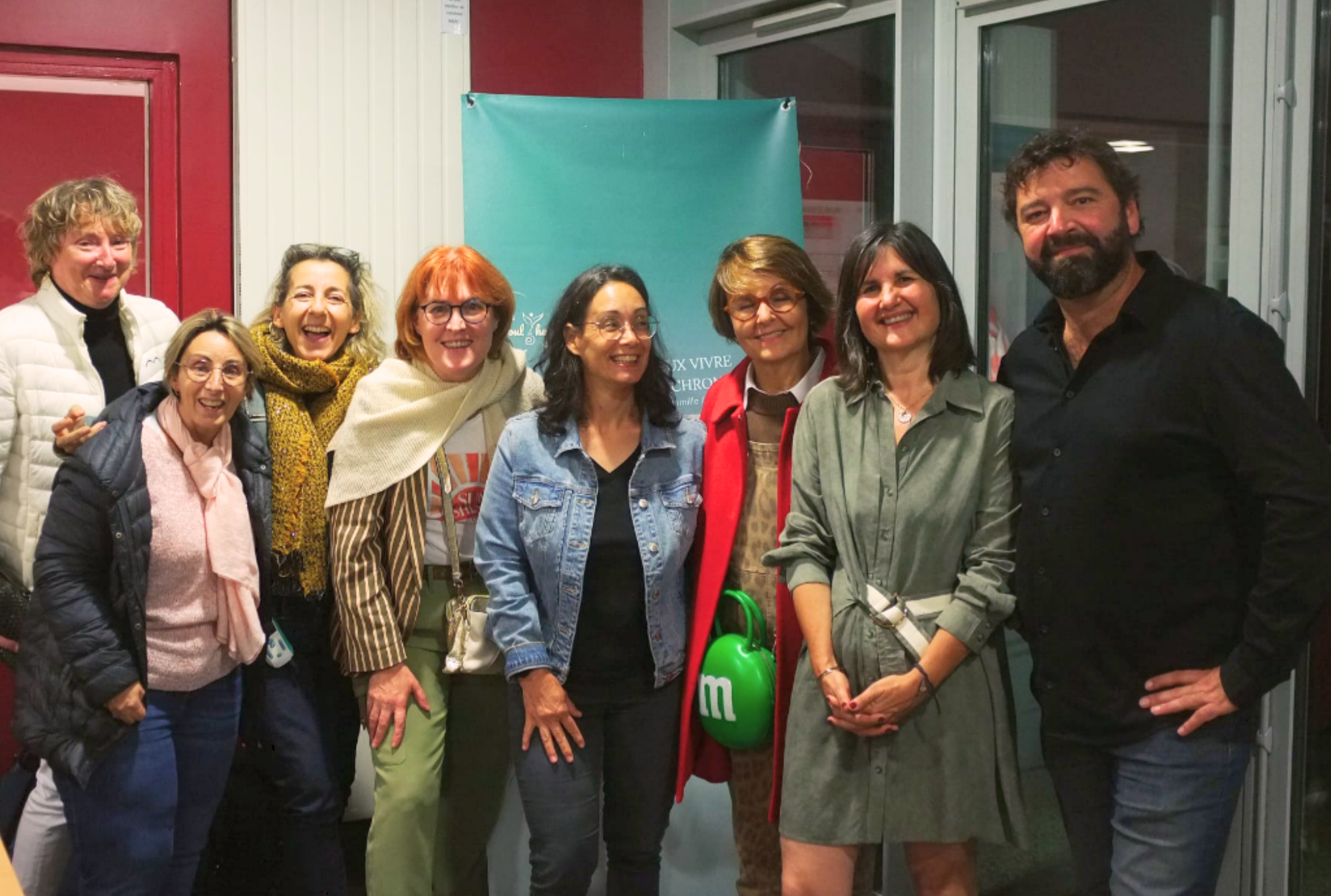 Membres de l’association réunis avec des partenaires